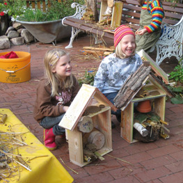 Abbildung5 Mit Kindern im Bienengarten