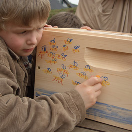Abbildung6 Mit Kindern im Bienengarten