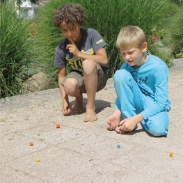 Abbildung6 Hüpf- und Murmelspiele